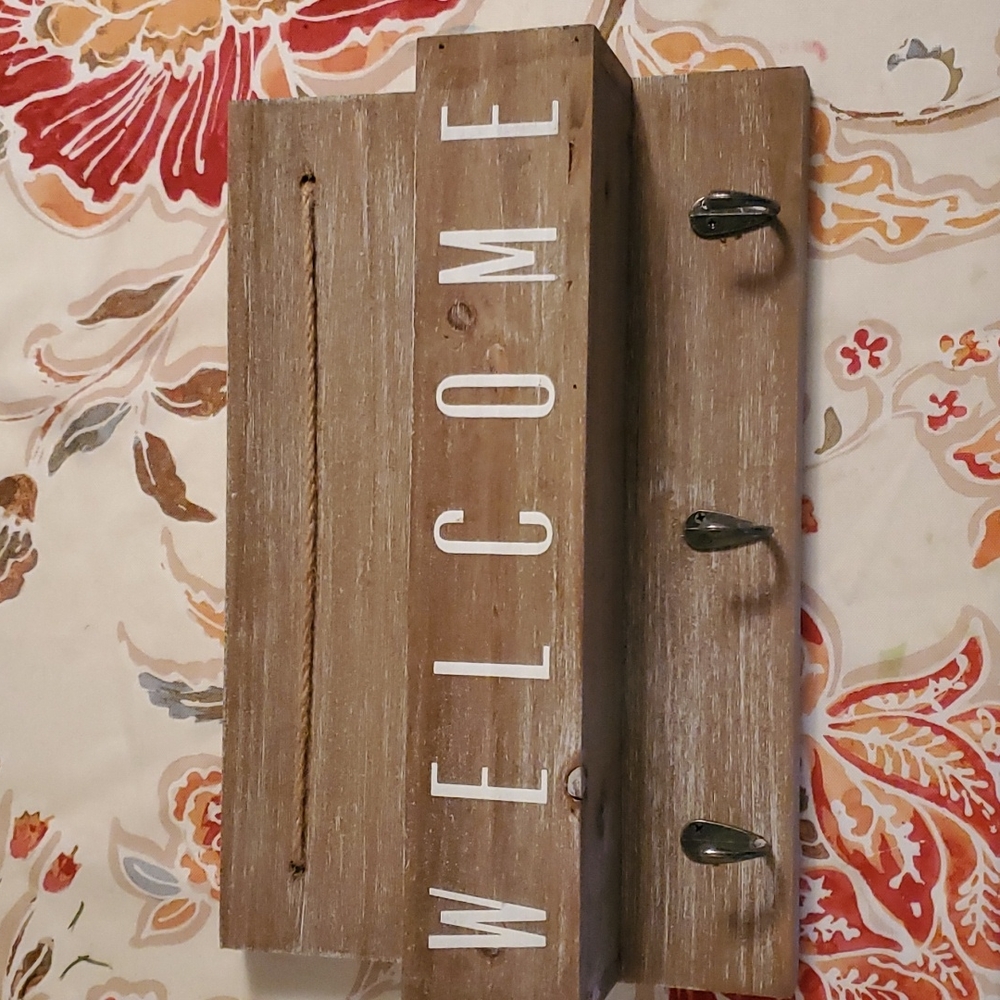 Welcome entry wall with hook fixture